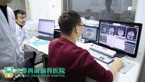 结合患者的症状表现,术前检查,美多芭冲击试验等,多学科专家讨论,确定