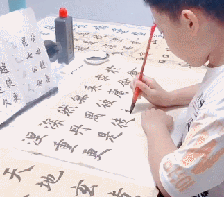 硬笔书法中,孩子仅是握笔,普通练字都已经非常疲惫了,这是因为孩子手