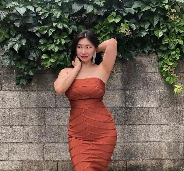 43岁韩国阿姨俘获小12岁鲜肉爱穿抹胸紧身裙秀身材不输卡戴珊