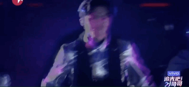 在初演的时候,陈志朋被网友吐槽了,说他动作划水,身材走形.
