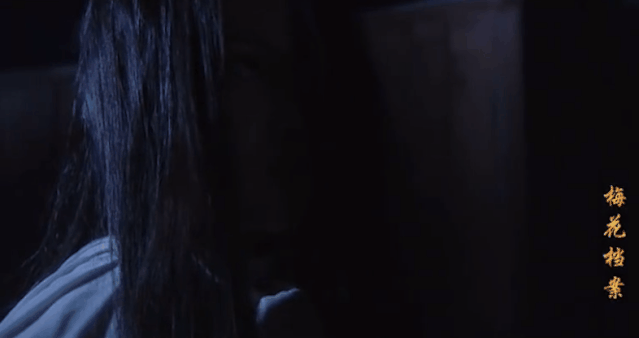 不得不说,这段龙飞缓缓转身,镜头推向长发女鬼的场面,至今看来十分