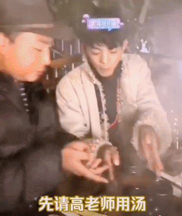 从生活小事看丁真的教养!尊敬长辈待人接物细节满分