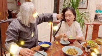 吃饭时替娇妻轻拂秀发,杜星霖长发及