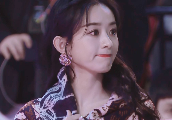 星光大赏赵丽颖连换三套裙子,黑天鹅美艳,蓝纱裙仙女