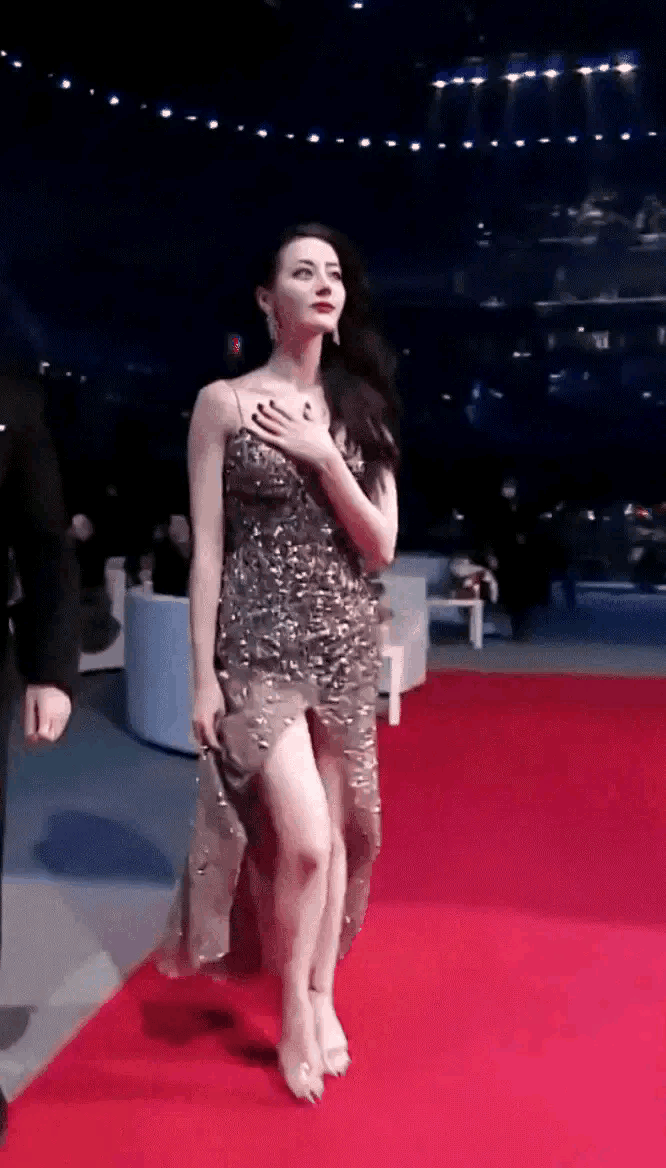 在星光大赏的灯光之下显得格外耀眼,剪裁设计完美凸显了热巴的好身材