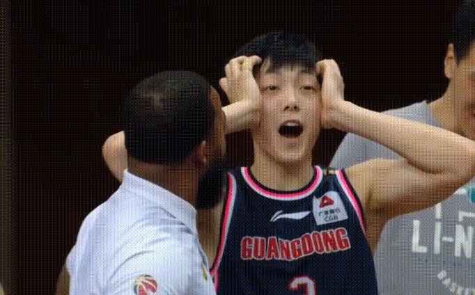 37分整整15年了这一扣胡明轩被吓成表情包这是比赛还是扣篮大赛