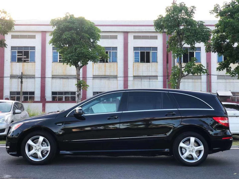 2015年奔驰r350柴油版售价11万半水滴式的车身造型流线感十足