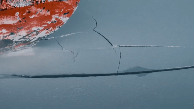 破冰船是如何破冰的一边压一边怼硬碰硬的较量