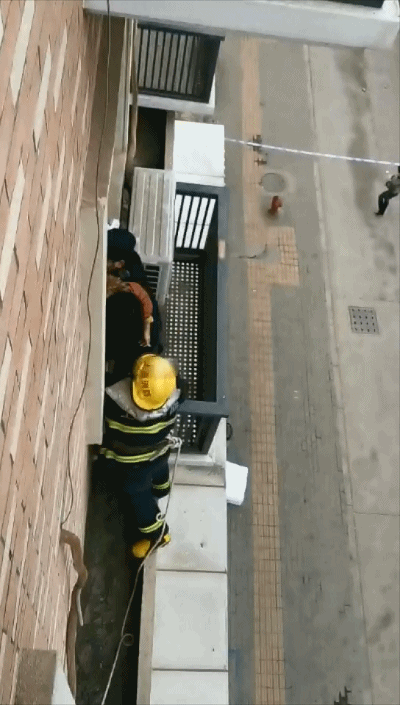 在女孩跳楼现场,义乌民警这样选择