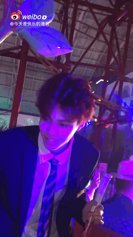 怼这么近,我看是要我命不过他的npc扮相也太奶凶了吧!