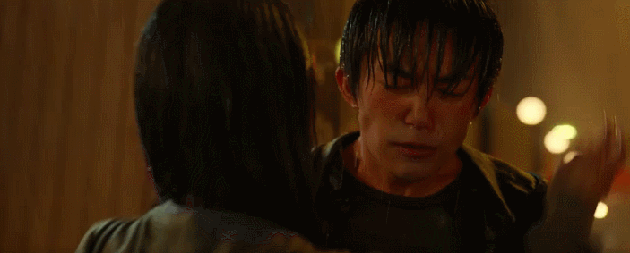 你看看这个老奶奶,她的孙子走丢了,在雨中寻人启事被淋湿了,她就等着