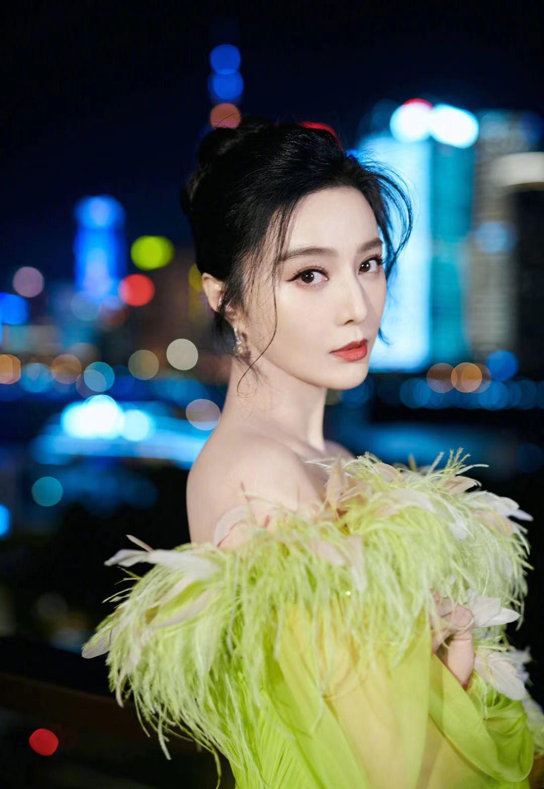 范冰冰获两大奖戴鸽子蛋打扮美艳领奖主动靠近男嘉宾却遭嫌弃