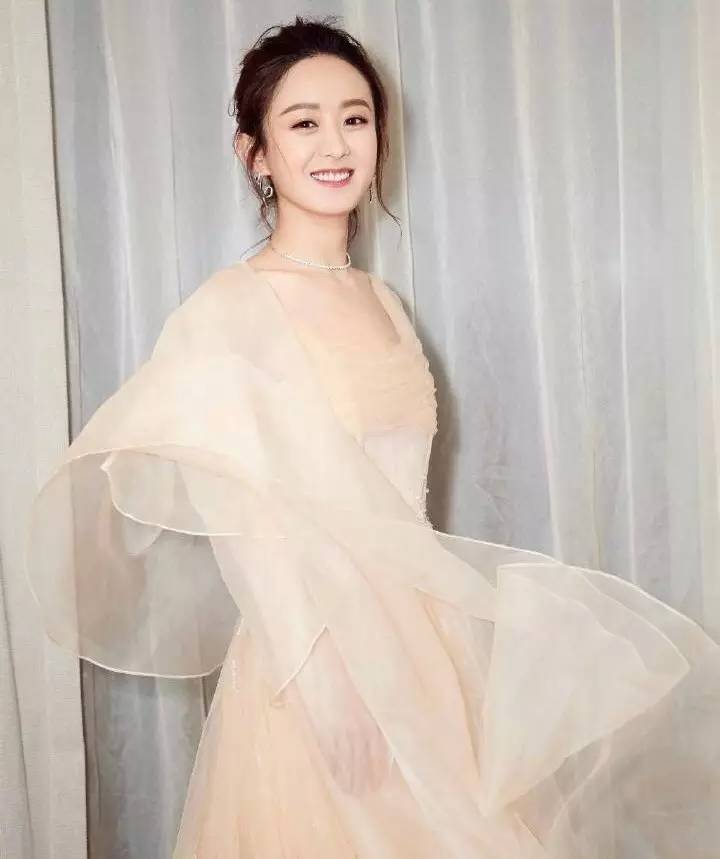赵丽颖穿裙子美飞了,脸上的雪纺妆很有料哟!