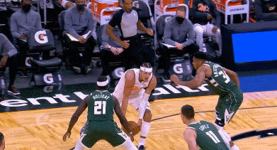 nba搞笑一幕!裁判宣布挑战结果时,雄鹿大将在背后抢镜