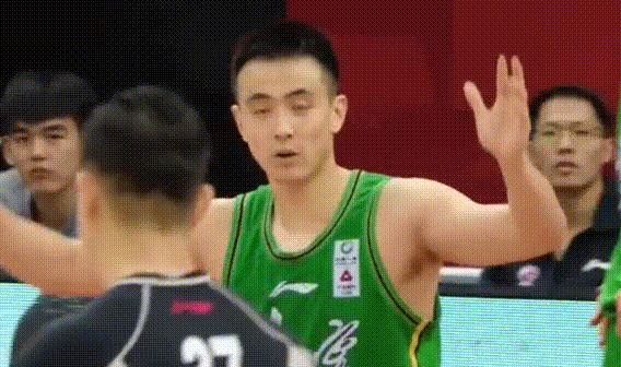 赵继伟太逗了不满吹罚也不说话就是盯着裁判看你这个损色