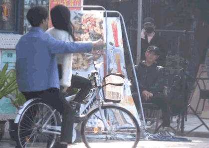 鞠婧祎大粉暴躁怼粉丝?《满月之下》郑业成骑单车,搂