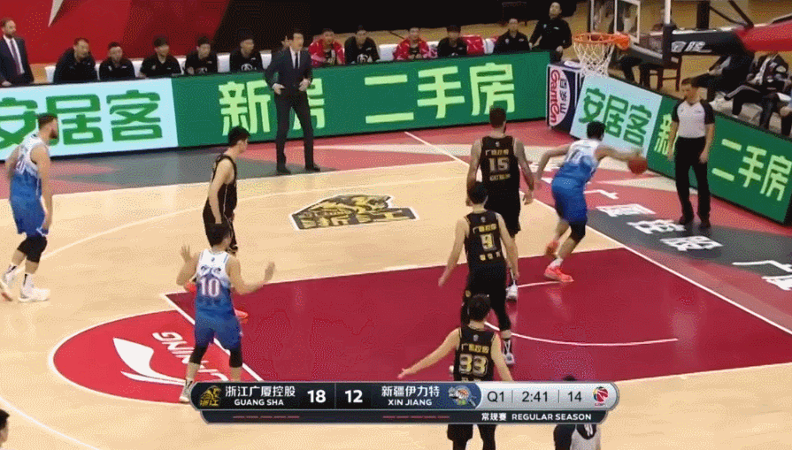 砸到了他的腿和脚,广厦男篮和新疆男篮所有球员还有场外的管理