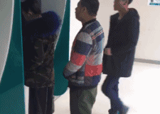 冰箱姐GIF：姑娘弯腰捡东西，大哥你在后面干嘛！小心被抓