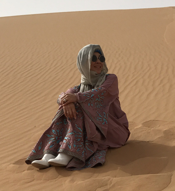 刘嘉玲为了美,在沙漠里都要坚持穿高跟鞋