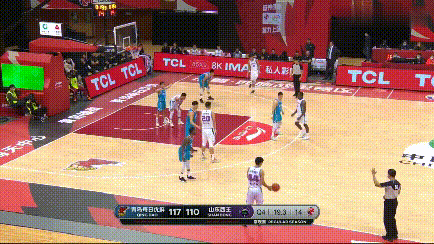 球员没有执行到位?高诗岩和陈培东接连致命失误,一脸