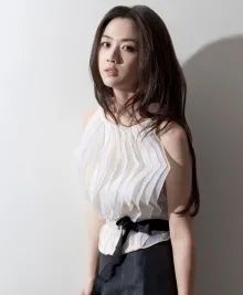 美貌是高圆圆给人的惯常印象,但她的美算不上倾国倾城,甚至有些寡淡