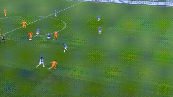 c罗跑位停球世界级!压着对手防线 胸口卸球,单刀没进