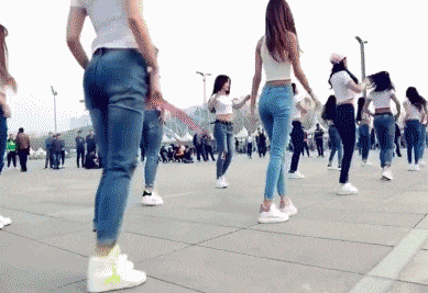 我们听着那动感的音乐,跟随着阿姨们的舞步,手足舞蹈地跳着.