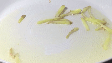 酱油17.翻炒均匀18.加入清水19.大火烧开20.炖煮至汤汁快干时21.