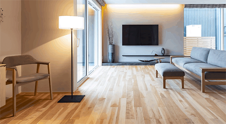 客厅设计简约大气,灰色软垫的实木沙发,茶几正对落地窗,随时欣赏户外