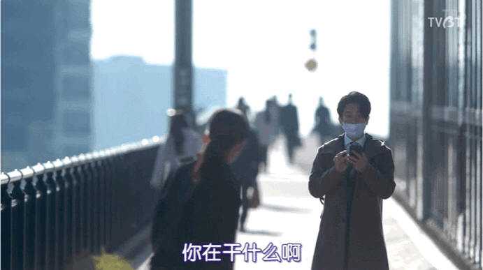 属于那种望月让他走路别看手机,他就能脑子拐错弯,停下脚步站着刷