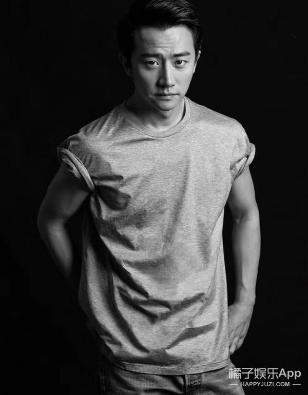 黄晓明Angelababy街边小吃店被偶遇,黑色情侣