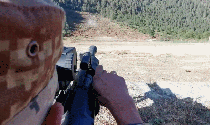 高原战士秀狙击榴惊人威力:解放军独门武器能一击摧毁