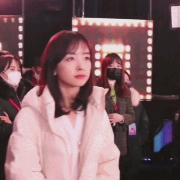 王冰冰网络春晚后台照曝光,五官清秀气质甜美,可她说