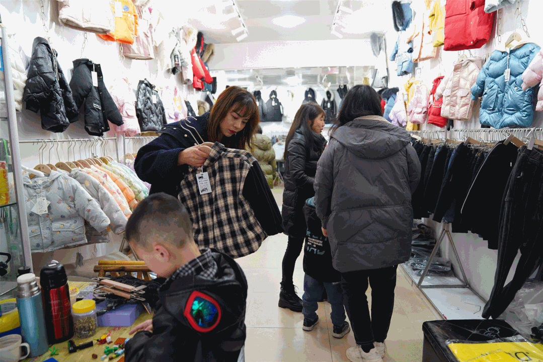 挑选玩具 家长们纷纷表示 用孩子喜欢的方式来送过年礼物 服装店,精品