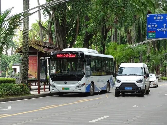 网约车不停运,外来务工人员免费乘坐城区公交车,到中国石油西双版纳