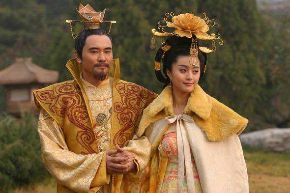 例子四:唐朝时期,唐玄宗李隆基最宠爱的妃子武惠妃去世,唐玄宗很伤心