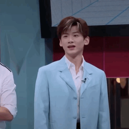 白敬亭把魏大勋关在门外这俩人在一块快乐源泉没跑了哈哈哈哈