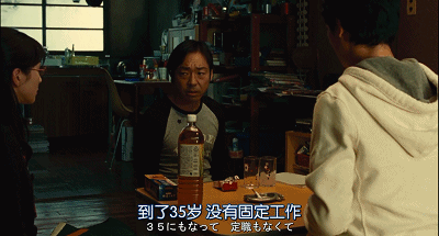 另一边因澡堂意外失去记忆的冷血杀手却走进了这位堕落懒散的演员