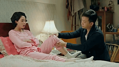 剧中的骆玉珠没有上过什么学,学历低,所以在后面暴富后穿上了夸张的