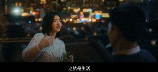 《人潮汹涌》说的,不仅是一次阴差阳错引发的种种闹剧.