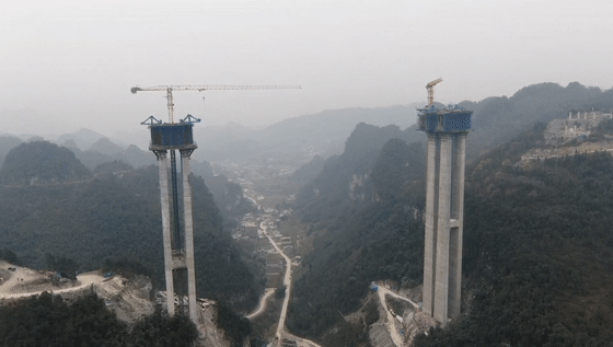 壮观!高132米的宜彝高速筠连四方碑沟特大桥墩屹立而起!