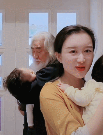 张纪中体谅娇妻做家务辛苦,带家人度假,被杜星霖撞到仍一脸温柔