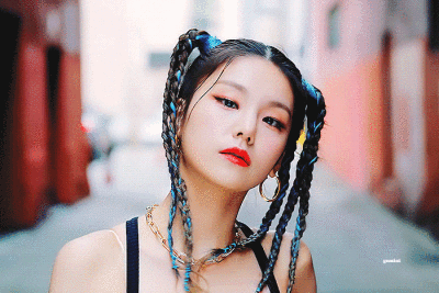 高马尾的造型搭配上略微浓重的妆容,让yeji看起来 气场全开
