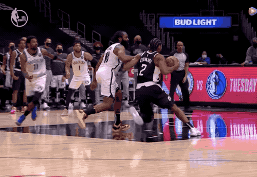 暂停回来,欧文投篮不中,小乔丹补篮得手,莱昂纳德进攻虽然命中,但哈登