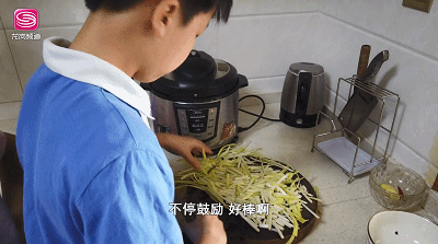 别人家的小学生寒假都学会做饭了