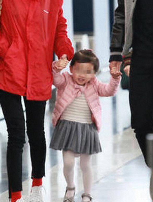 杨幂和刘恺威女儿照片曝光 网友说长得像甜馨