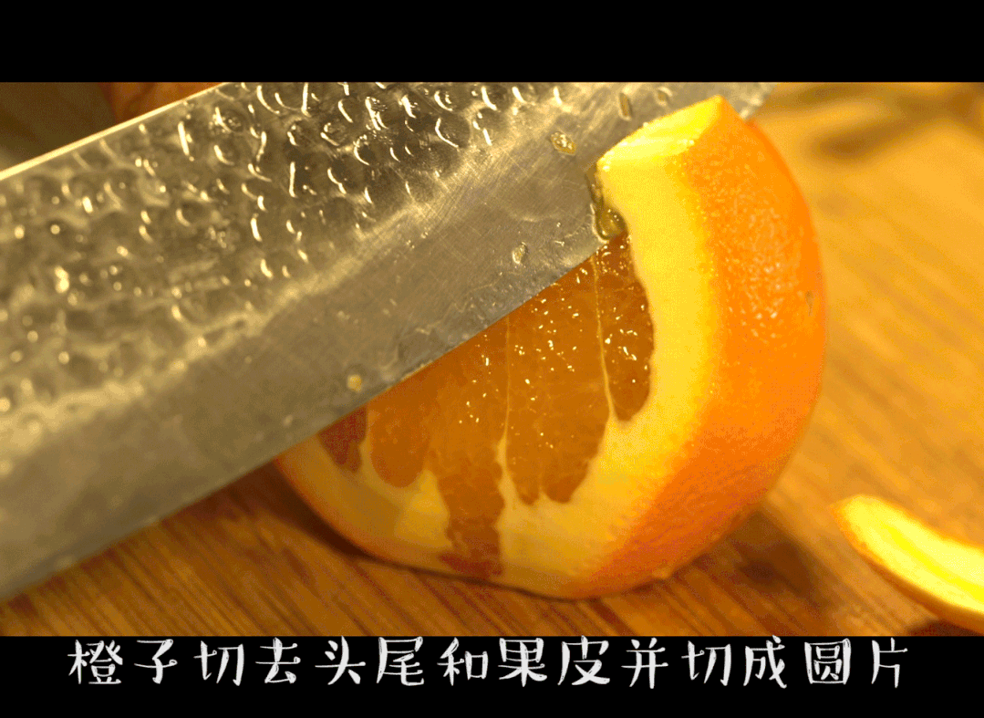 在吐司中间均匀涂抹沙拉酱,将橙子片放到中间3,将水果根据自己的喜好