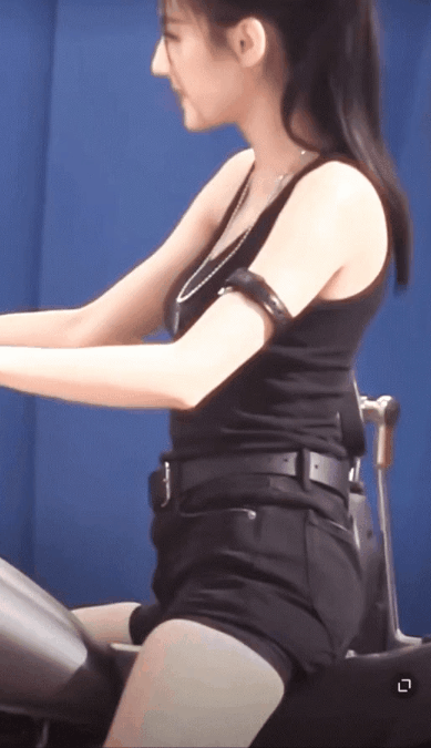 迪丽热巴机车大片炫酷美艳,可美女也有体态圆肩问题?