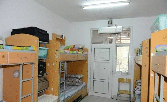 北新巴蜀宿舍为四人间,上床下桌,有两个卫生间.