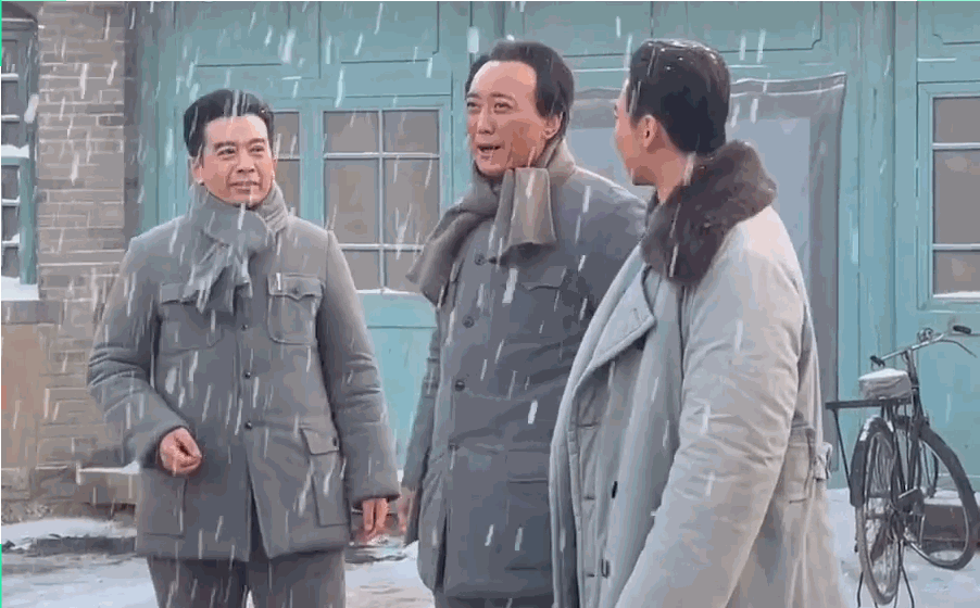 另一部建党百年献礼剧《走向胜利》中,演员张歌饰演了中年领袖,从剧照